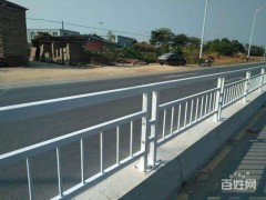 龙岗人行道白色栏杆 惠州马路甲型护栏 道路分隔栏定制图2