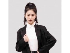温碧霞代言IRENENA服装品牌轻薄修身打底衫白色长袖内衣图2