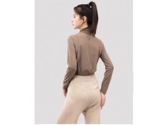 温碧霞代言IRENENA服装品牌春秋长袖打底衫纯色修身圆领衫图2