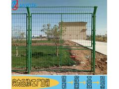 供应浸塑铁丝网水源区围栏东莞公路护栏网图1