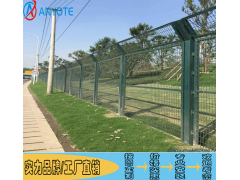 供应浸塑铁丝网水源区围栏东莞公路护栏网图3